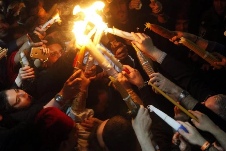 «Δεύτε λάβετε Φως»! Στιγμές κατάνυξης στα Ιεροσόλυμα – Αρχίζει το «ταξίδι» του σε κάθε γωνιά της γης